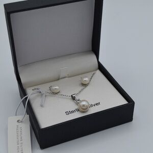 Iris & Lily - Pearl Earring and Necklace Set